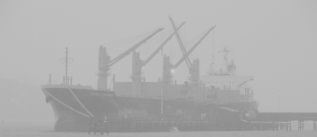 Ein Schiff segelt auf ruhiger See.