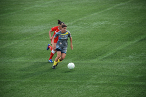Frauen und Ball am Boden.