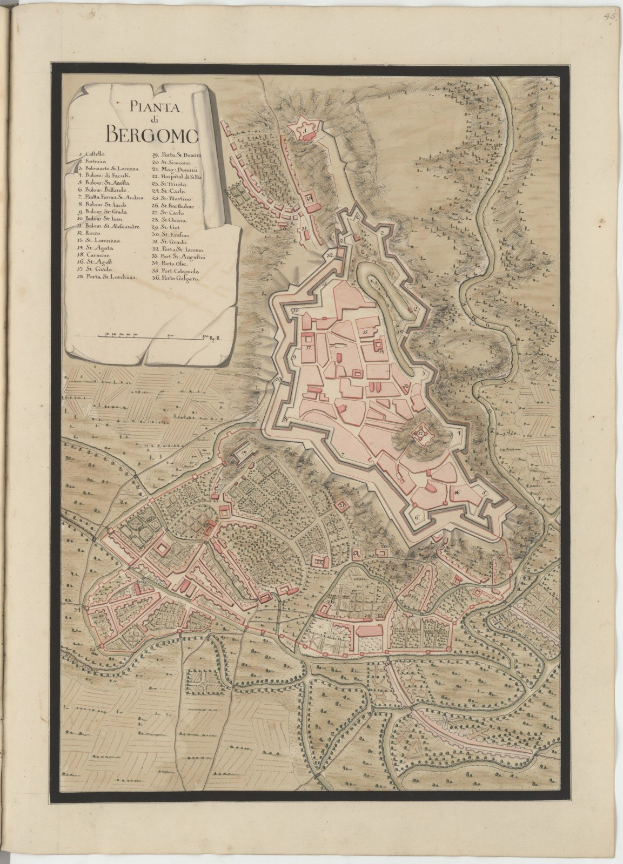 Ein altes Buch mit einer detaillierten Karte von Bergamo, Italien, das Straßen, Gebäude und Sehenswürdigkeiten zeigt, sowie Textinformationen zur Bevölkerung, Geschichte und Kultur der Stadt.