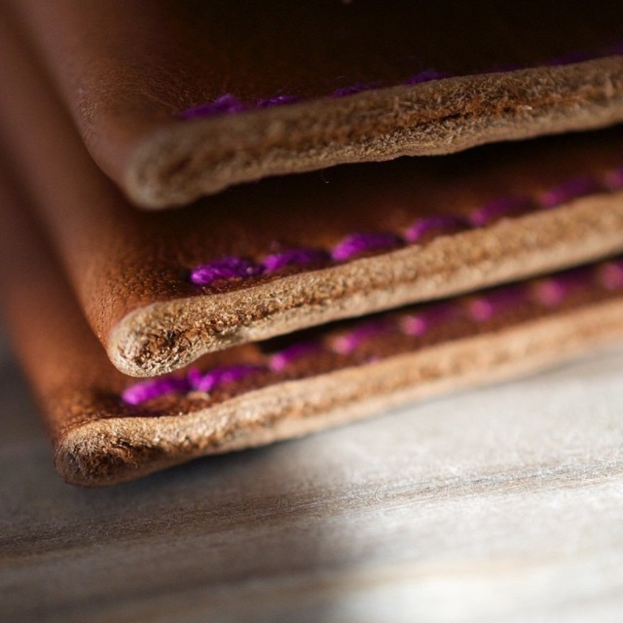 Mehrere Lederstücke sind auf einer flachen Oberfläche angeordnet.