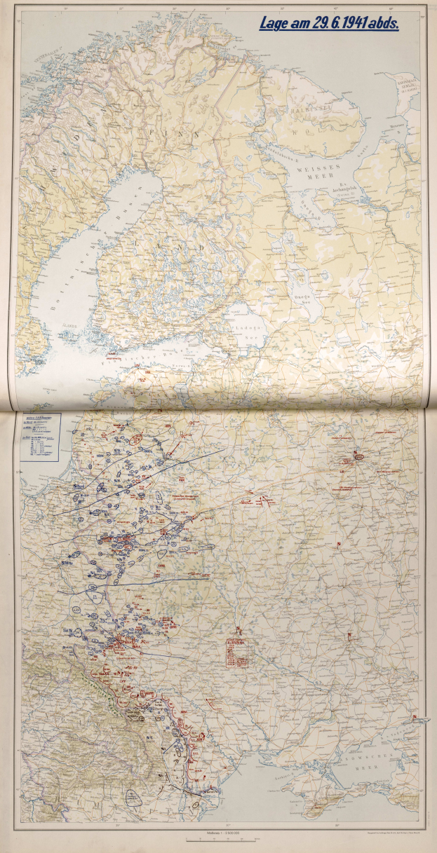 Ein altes Buch mit einer detaillierten Europakarte, die Flüsse, Berge, Städte und begleitenden Text mit geografischen Informationen zeigt.