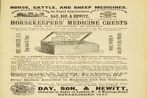 Ein altes Buch mit einem Coverbild eines Pferde-, Rinder- und Schafmedizinkastens, betitelt mit "Pferde-, Rinder- und Schafmedizin".