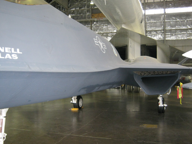 Ein großes Passagierflugzeug wird im Flug vor einem blauen Himmel gezeigt.