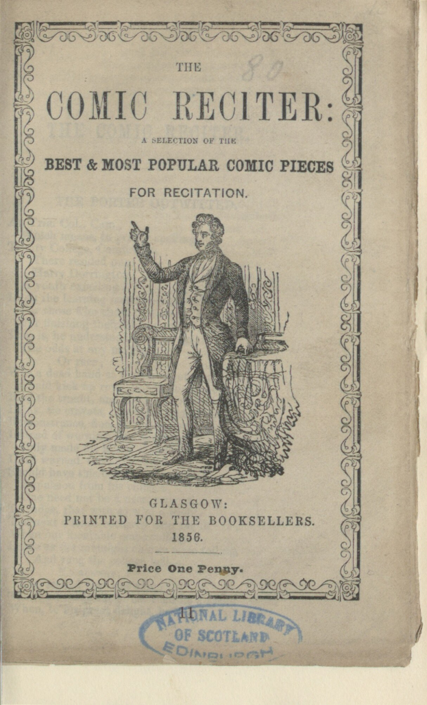 Alter Buchumschlag mit einer Zeichnung eines Mannes in einem Anzug, der auf einem Stuhl sitzt und einen ernsten Gesichtsausdruck hat, betitelt mit "The Comic Reciter: A Selection of the Best and Most Popular Comic Pieces for Recitation".