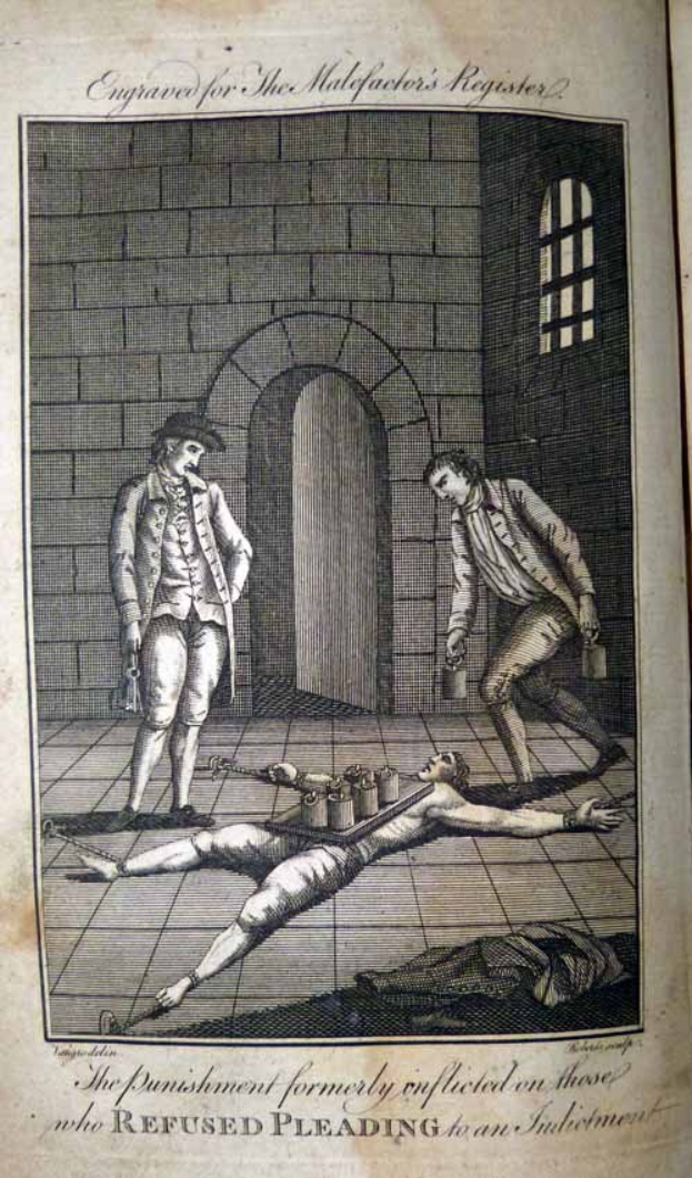 Ein altes Buchcover, das einen Mann zeigt, der auf dem Boden liegt und von zwei Personen, einer Wand, einer Tür und einem Fenster umgeben ist, mit der Aufschrift "Die Strafe, die früher denen auferlegt wurde, die sich weigerten, sich einem Anklage zu stellen."