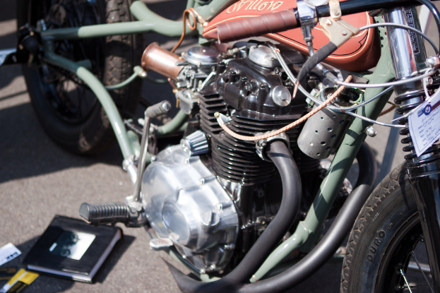 Mehrere Motorräder auf einem Parkplatz mit einem Buch in der Nähe.