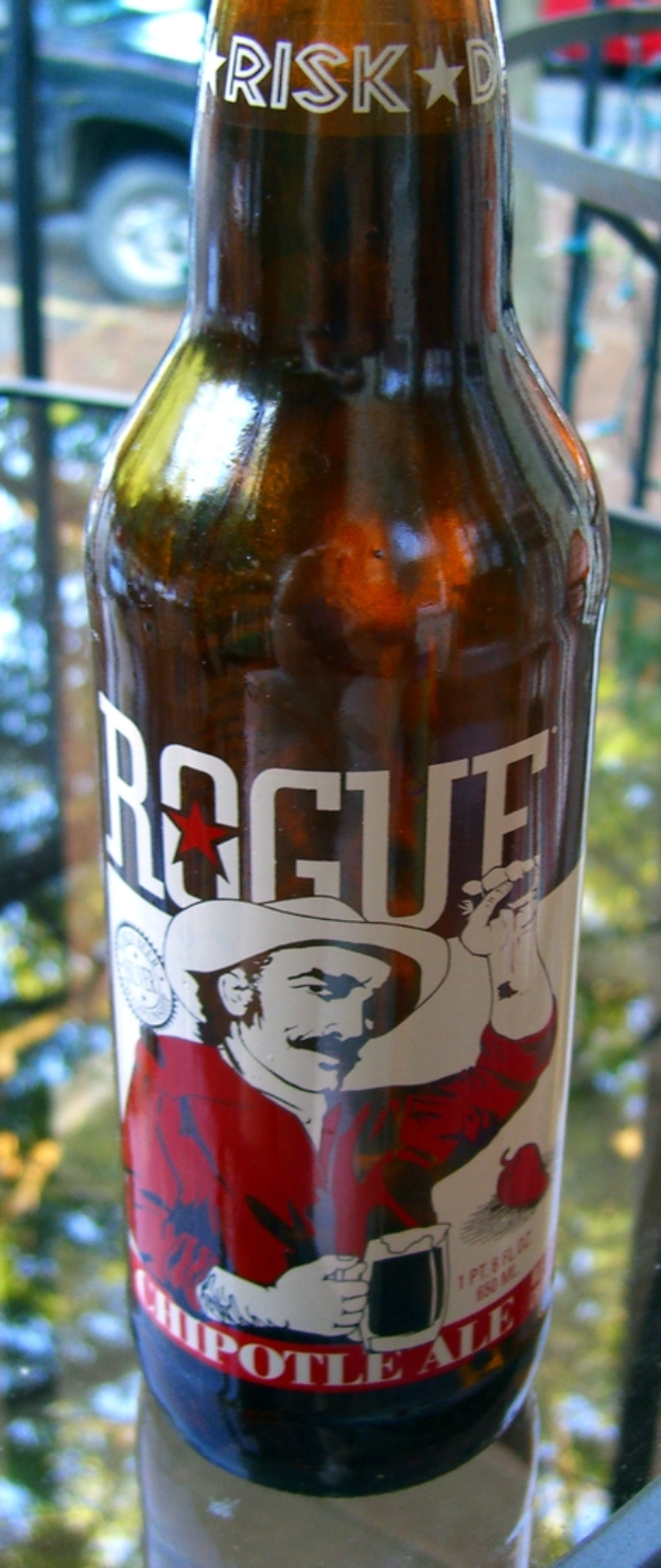 Eine Flasche kühles Getränk mit der Aufschrift "RISK" oben drauf, mit einem Bild eines Mannes in rotem Hemd und Hut.