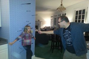 Eine Gruppe von Menschen, die stehen, wobei ein Mann ein Messer in der Hand hält.