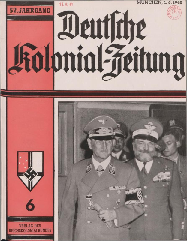Titelbild einer 1940er-Ausgabe der "Deutschen Kolonial-Zeitung" mit Adolf Hitler auf dem Cover, gehalten von einer Gruppe von Menschen mit Mützen.