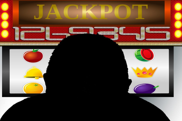 Ein Mann spielt ein Online-Slot-Machine-Spiel mit einer 'Jackpot'-Anzeige, umgeben von fruchtmotivischen Symbolen und Text auf einem digitalen Board.