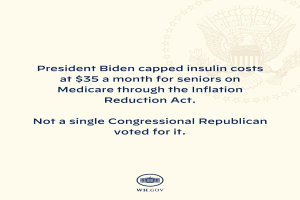 Plakat mit der Aufschrift "Präsident Biden beschränkt Insulin-Kosten auf 35 Dollar pro Monat für Senioren mit Medicare durch das Inflation Reduction Act" und einem Logo darüber.