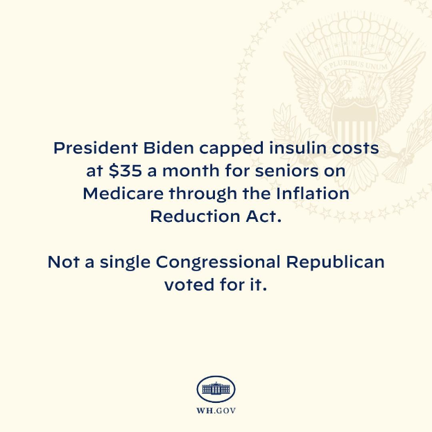 Plakat mit der Aufschrift "Präsident Biden beschränkt Insulin-Kosten auf 35 Dollar pro Monat für Senioren mit Medicare durch das Inflation Reduction Act" und einem Logo darüber.