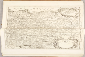 Ein altes Buch mit einer detaillierten Karte von Deutschland, die verschiedene Regionen zeigt, sowie begleitenden Text mit zusätzlichen Informationen.