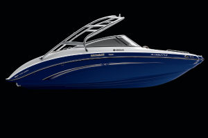 Ein einzelnes Boot auf ruhiger Wasserfläche.