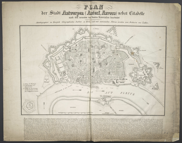 Ein altes Buch mit einer detaillierten Karte von Berlin auf dem Cover, die Straßen, Gebäude und Sehenswürdigkeiten zeigt, zusammen mit Texten über die Stadtbevölkerung und -merkmale.