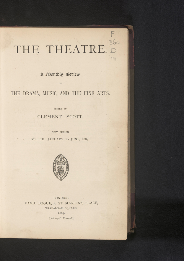 Ein aufgeschlagenes Buch mit dem Titel "The Theatre: A Monthly Review of the Drama, Music, and the Fine Arts" mit Text und einem Logo auf der sichtbaren Seite.