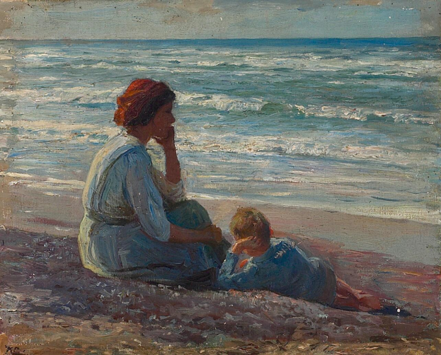 Eine Mutter und ein junger Junge sitzen am Strand bei Sonnenuntergang und schauen auf den Horizont, während goldener Sand und warmgetönte Wellen den Himmel mit seinen Orangetönen, Pink- und Purpurfarben reflektieren.