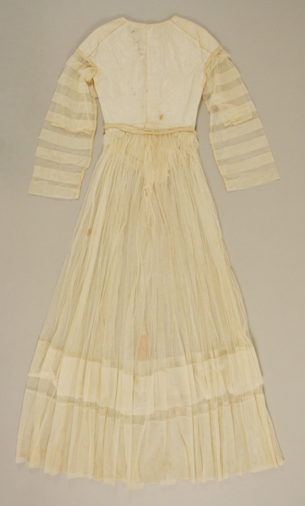 Weißes Spitzenkleid mit langen Ärmeln und einem voluminösen, gerüschten Rock bis zum Boden auf einem weißen Hintergrund.