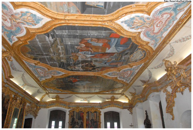 Das Bild zeigt architektonische Zeichnungen mit einem Dach und Wänden auf der rechten Seite.