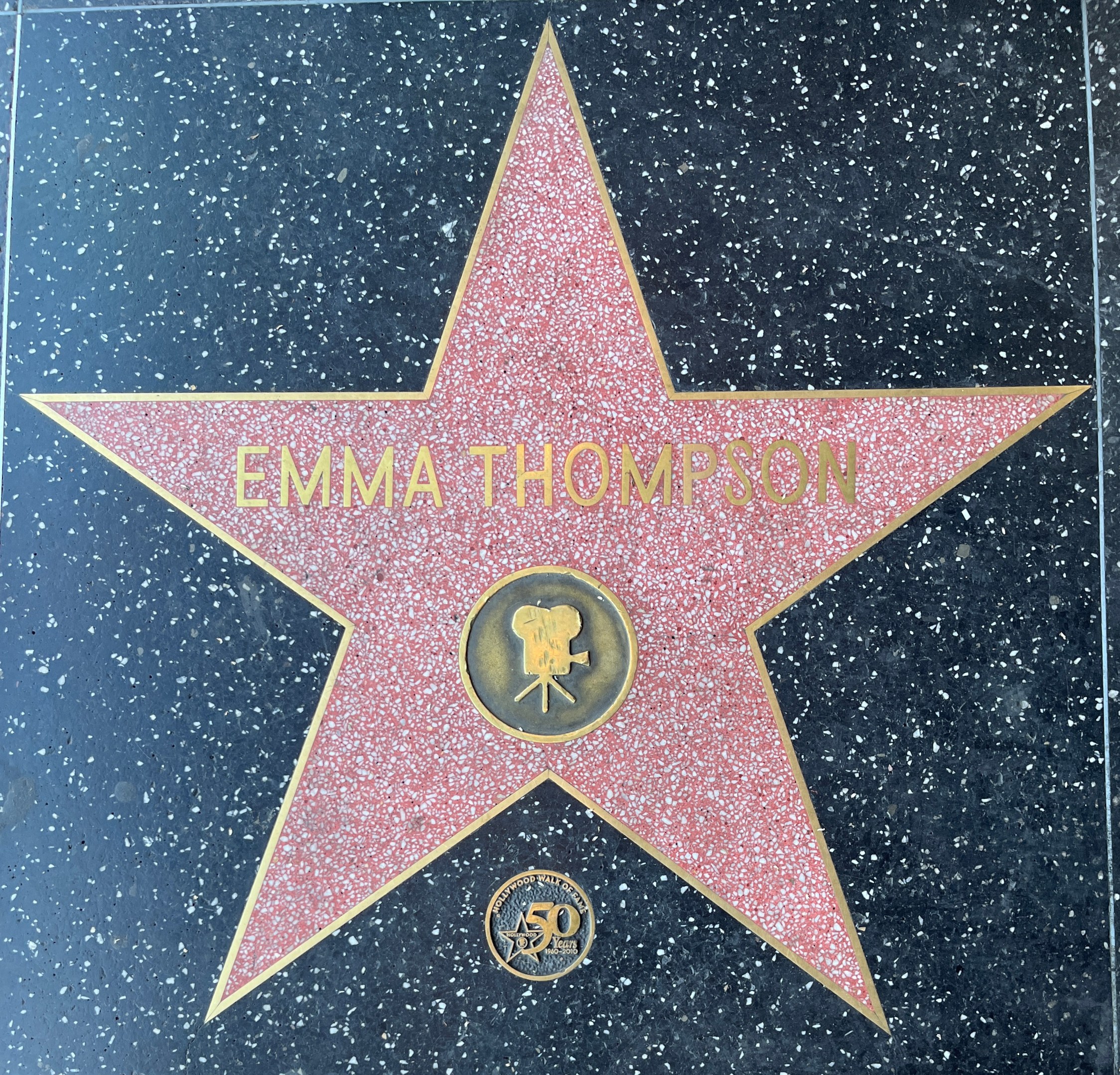 Ein fünfzackiger Stern mit 'Emma Thompson' in weißer Schrift auf schwarzem Hintergrund, Teil des Hollywood Walk of Fame.