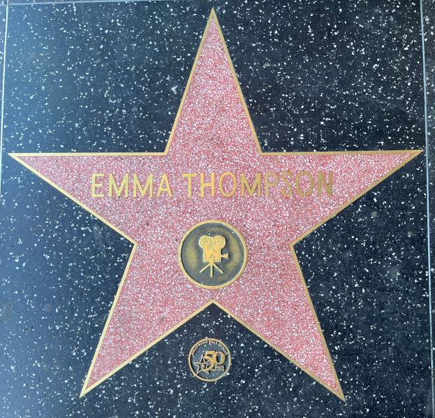 Ein fünfzackiger Stern mit 'Emma Thompson' in weißer Schrift auf schwarzem Hintergrund, Teil des Hollywood Walk of Fame.