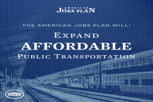 Plakat mit einem Zug auf einem Bahngleis mit mehreren Menschen in der Nähe, begleitet von einem Text, der "The American Jobs Plan Will Expand Affordable Public Transportation" lautet.