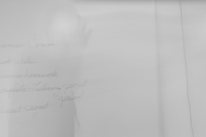 Ein Blatt Papier mit einer Schrift darauf.