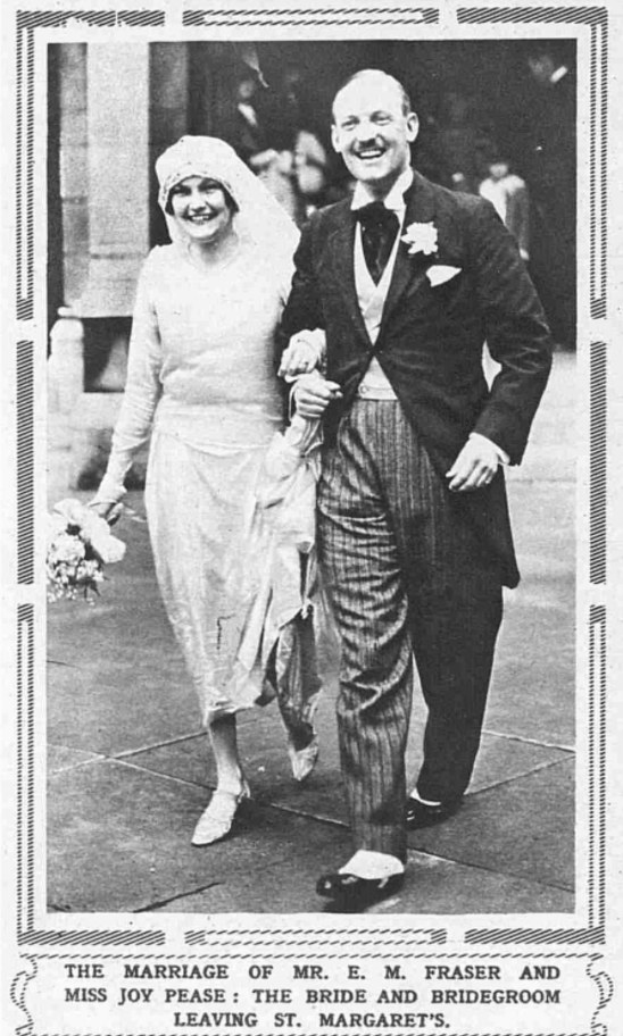 Schwarzes und weißes Foto eines formell gekleideten Mannes und einer Frau, die zusammen gehen, wobei die Frau einen Strauß hält, mit Text unten, der 'Die Hochzeit von Herrn E. M. Fraser und Frl. Joy Pease' lautet.