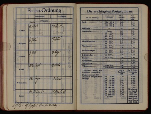 Offenes Buch mit schwarzem Hintergrund, das Zahlen und Text enthält, identifiziert als deutscher Postaufkleber von 1930.