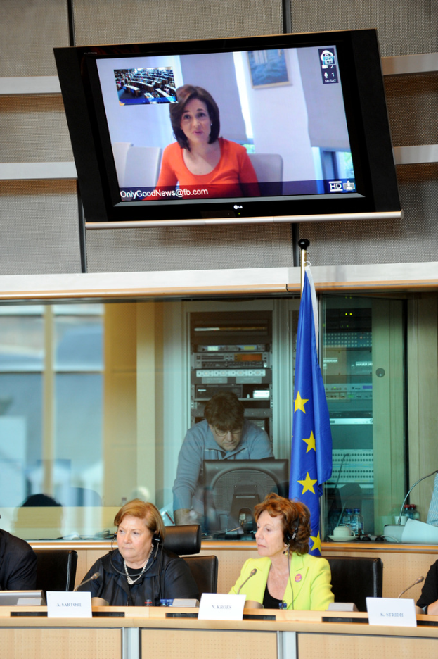 Oberbild: Ein Fernsehsender mit einem Nachrichtensprecher im Bild. Unterbild: Eine Gruppe von Menschen, die auf Stühlen sitzen, wobei eine Person im Hintergrund steht.