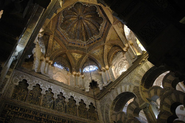 Ein Geb├Ąude mit sichtbarer Kunst an den Innenw├Ąnden und einem Dach ├╝berall.