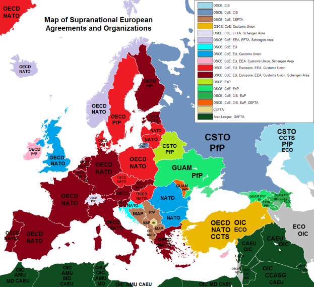 Eine Karte von Europa mit farblich kodierten Ländern, die verschiedene Abkommen und Organisationen darstellen, begleitet von Text, der Länderamen und beteiligte Nationen nennt.