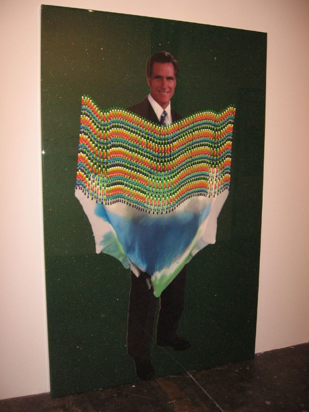 Ein Mannsporträt in einem Mantel, Hemd und Krawatte, gemalt auf einer Wand.