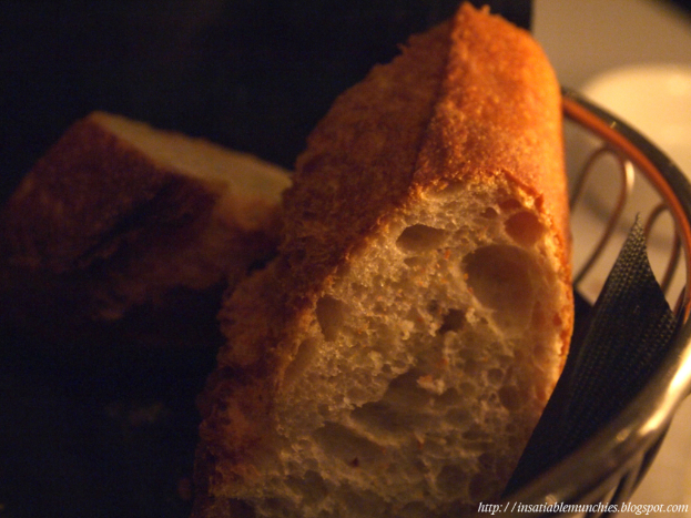 Ein Nahaufnahmebild einer Schüssel mit Lebensmitteln mit Text in der rechten unteren Ecke.