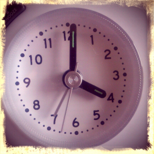 Eine analoge Uhr mit einem weißen Zifferblatt, schwarzen Stunden- und Minutenzeigern und schwarzen Stundenmarkierungen.