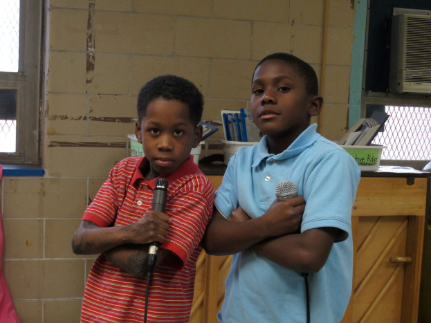 Zwei Kinder mit Mikrofonen in der Hand
