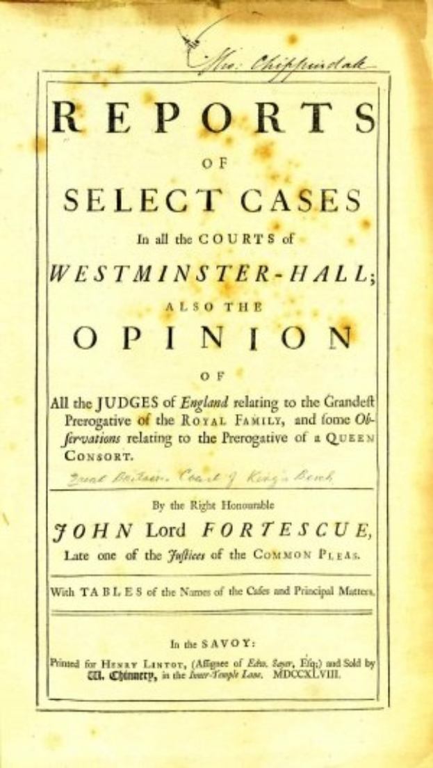 Ein altes, offenes Buch mit dem Titel "Berichte über ausgewählte Fälle vor den Gerichten von Westminster-Hall sowie die Meinung von John Lord Fortescue" mit einer Seite schwarzer Tinte.