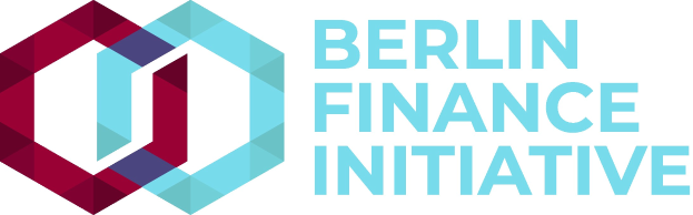 Logo der Berliner Finance Initiative mit einem blauen Kreis mit weißer Umrandung und einem weißen "B" in der Mitte, umgeben von einem weißen Ring mit blau-weißem Karomuster, alles auf einem weißen Hintergrund mit den Worten "Berlin Finance Initiative" in fetter schwarzer Schrift.