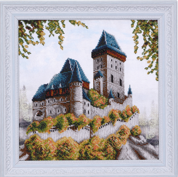 Ein Holzhauselement steht auf einer Baustelle.