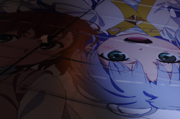 Zwei Anime-Charaktere, einer links und einer rechts positioniert, sind im Vordergrund.