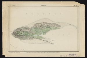 Eine alte Karte der Nordsee-Insel mit schwarzem Hintergrund, die detaillierte geographische Merkmale wie Küste, Inseln und Text zeigt, der Informationen über die Inselgröße, -form und -lage bereitstellt.