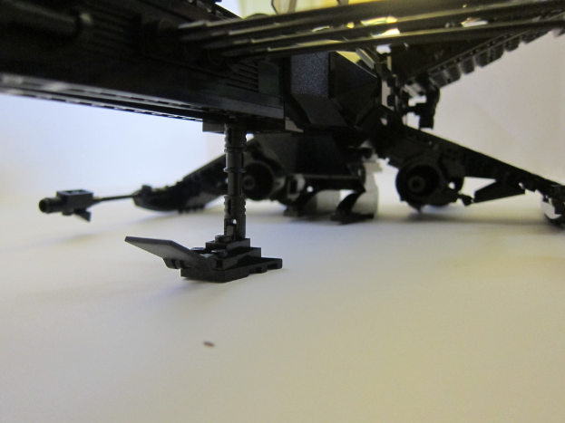 Ein Teil eines Kriegsschiffs ist auf der Wasseroberfl├Ąche zu sehen.