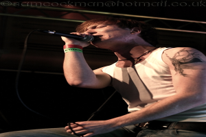 Ein Mann hält ein Mikrofon und singt ein Lied.