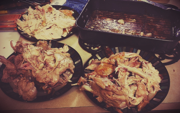 Ein Tisch mit Schäalen, die Fleisch enthalten.