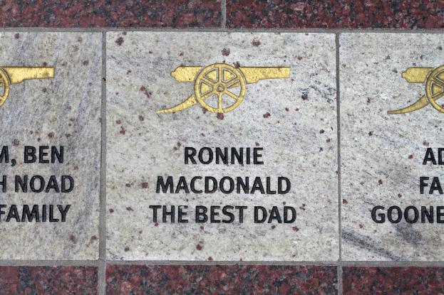 Eine historische Tafel mit Symbolen und Text in der Mitte des Bildes.