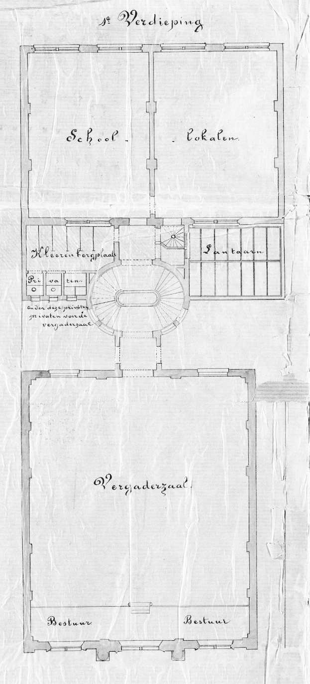 Ein detaillierter Grundrissplan einer Schule im ersten Stock in den Niederlanden, der eine runde Treppe und beschriftete Räume zeigt.