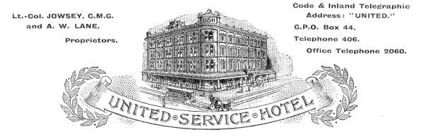 Schwarz-weiß-Zeichnung eines Hotels namens "United Service Hotel" mit einem großen Eingang, mehreren Fenstern und fettem Text, umgeben von einem dekorativen Rahmen.
