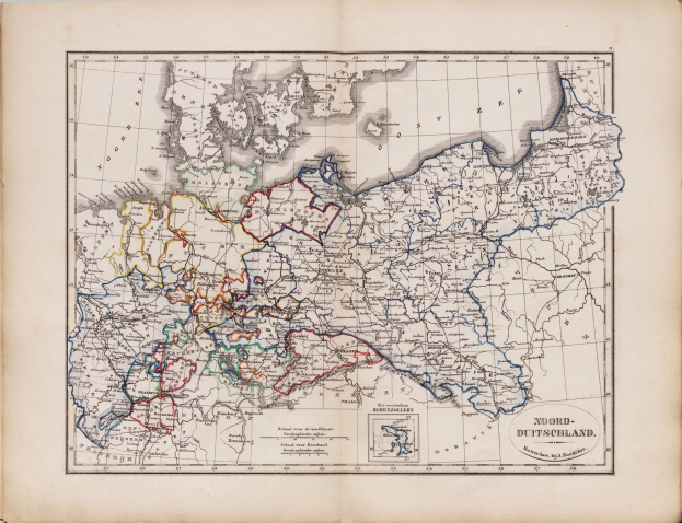 Ein detailliertes altes Buch mit einer historischen Karte von Deutschland und den Provinzen der Niederlande, das Städte, Ortschaften, geografische Merkmale und begleitenden Text zeigt.