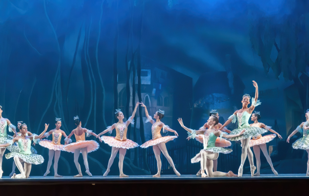 "Theater of Estrada Song" des Zentrums für Ästhetische Erziehung von Kindern der Region Nizhny Novgorod wird vor Beginn der "Nussknacker"-Vorstellung im Nizhny-Novgorod-TYUZ am 1. Juni auftreten