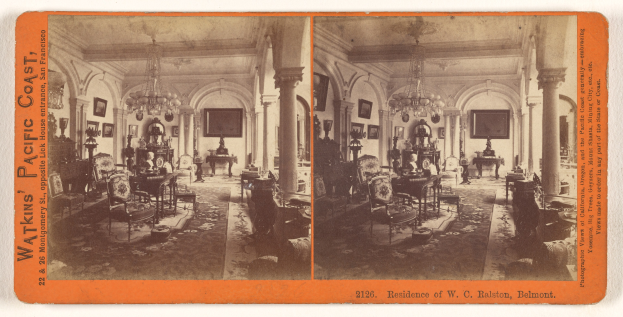 Vintage-Foto eines Wohnzimmers mit antiker Möbel, gerahmten Bildern an den Wänden und Säulen sowie verblasstem Text.